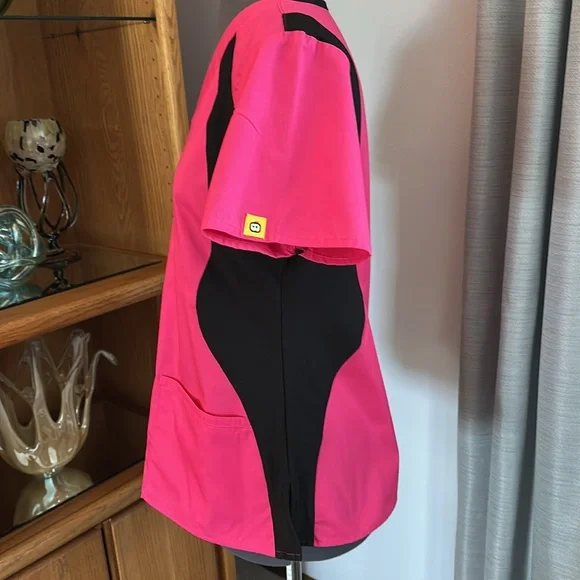 WonderWink scrub top with side stretch panels size S ~ NWOT ~ - Picture 4 of 9